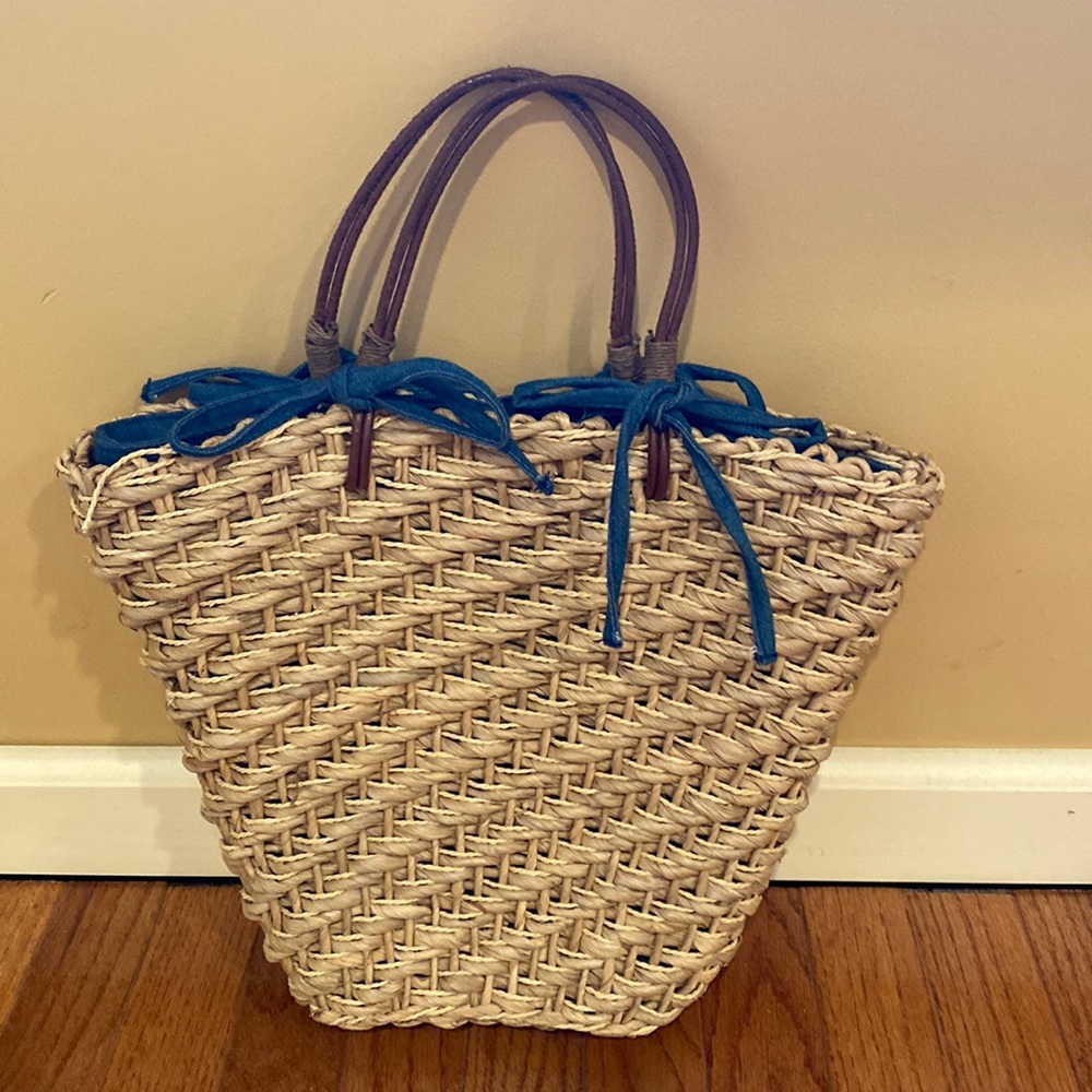 Woven straw handbag